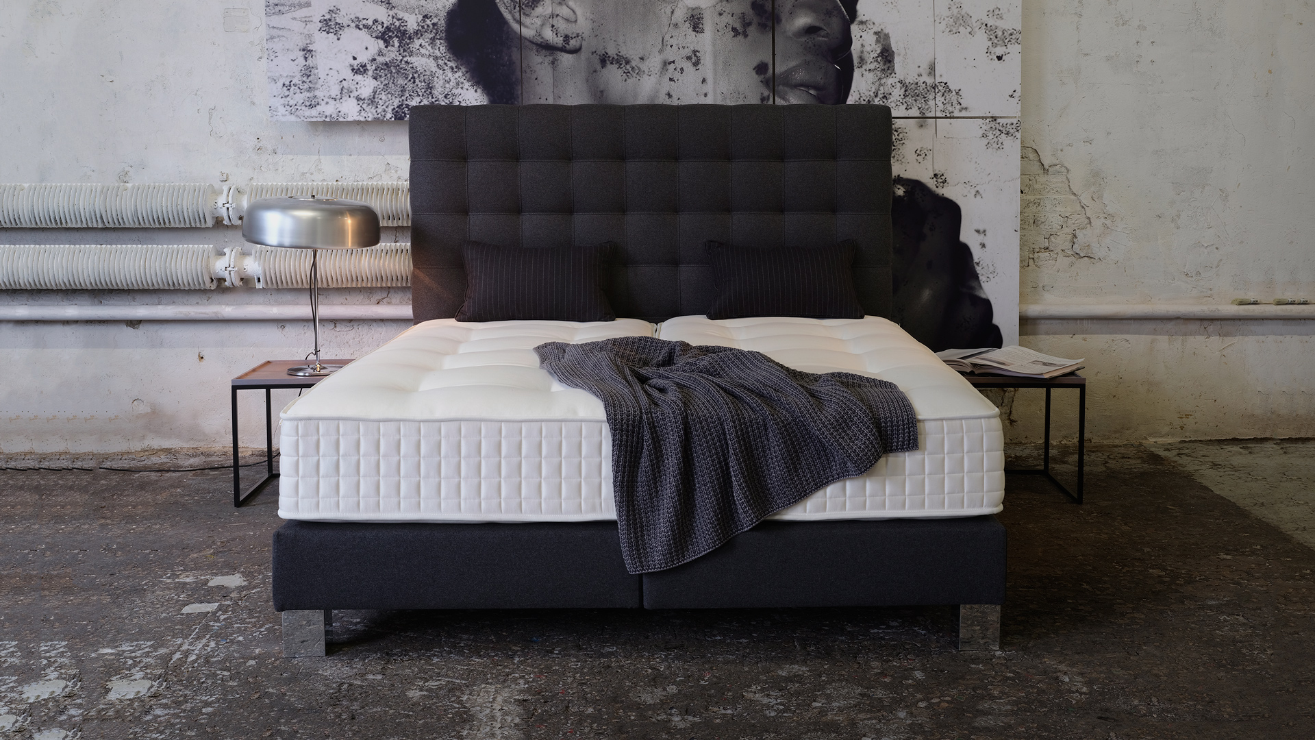 tapicerowane łóżko