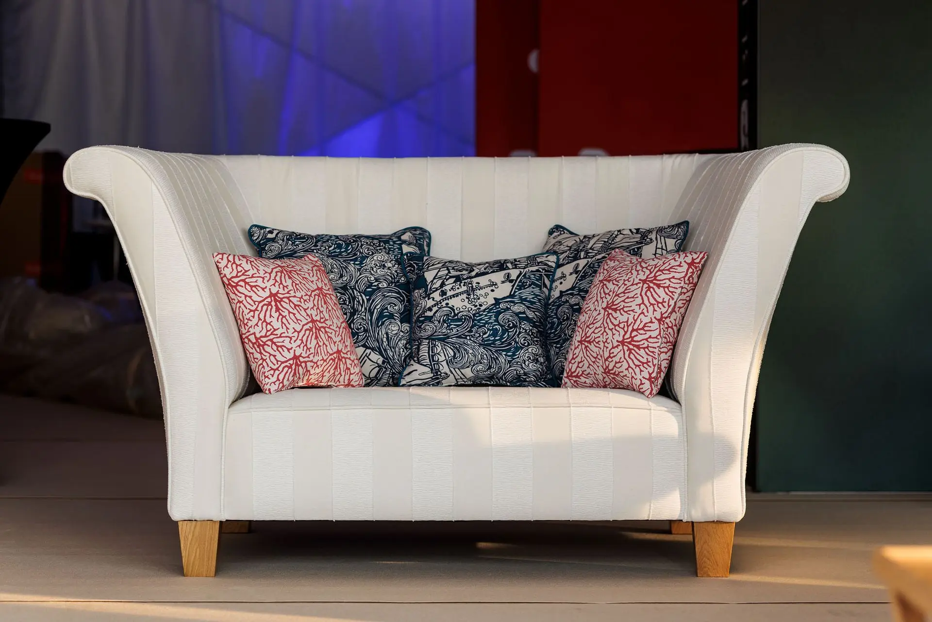 biała sofa poduszki