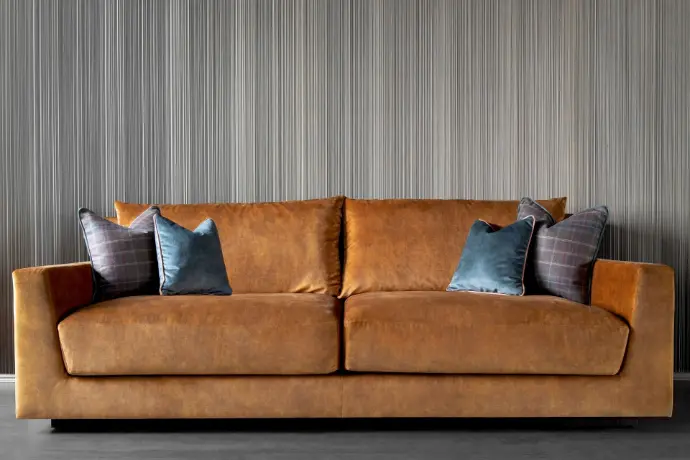 brązowa sofa