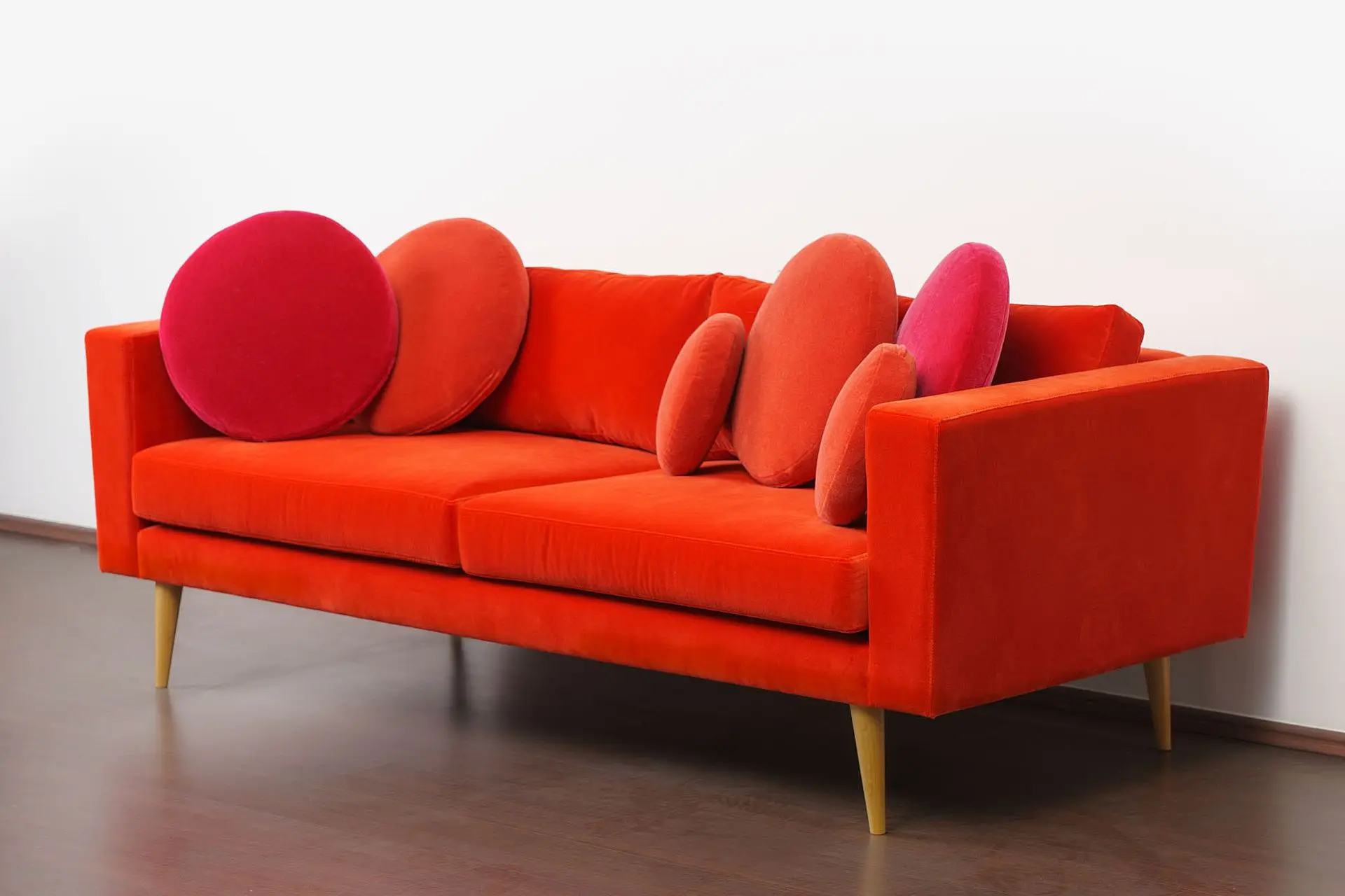 prosta pomarańczowa sofa