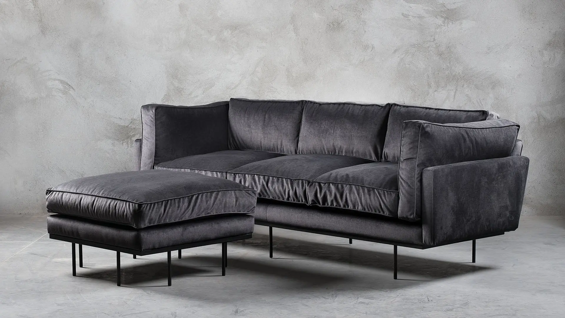 szara sofa metalowe nogi