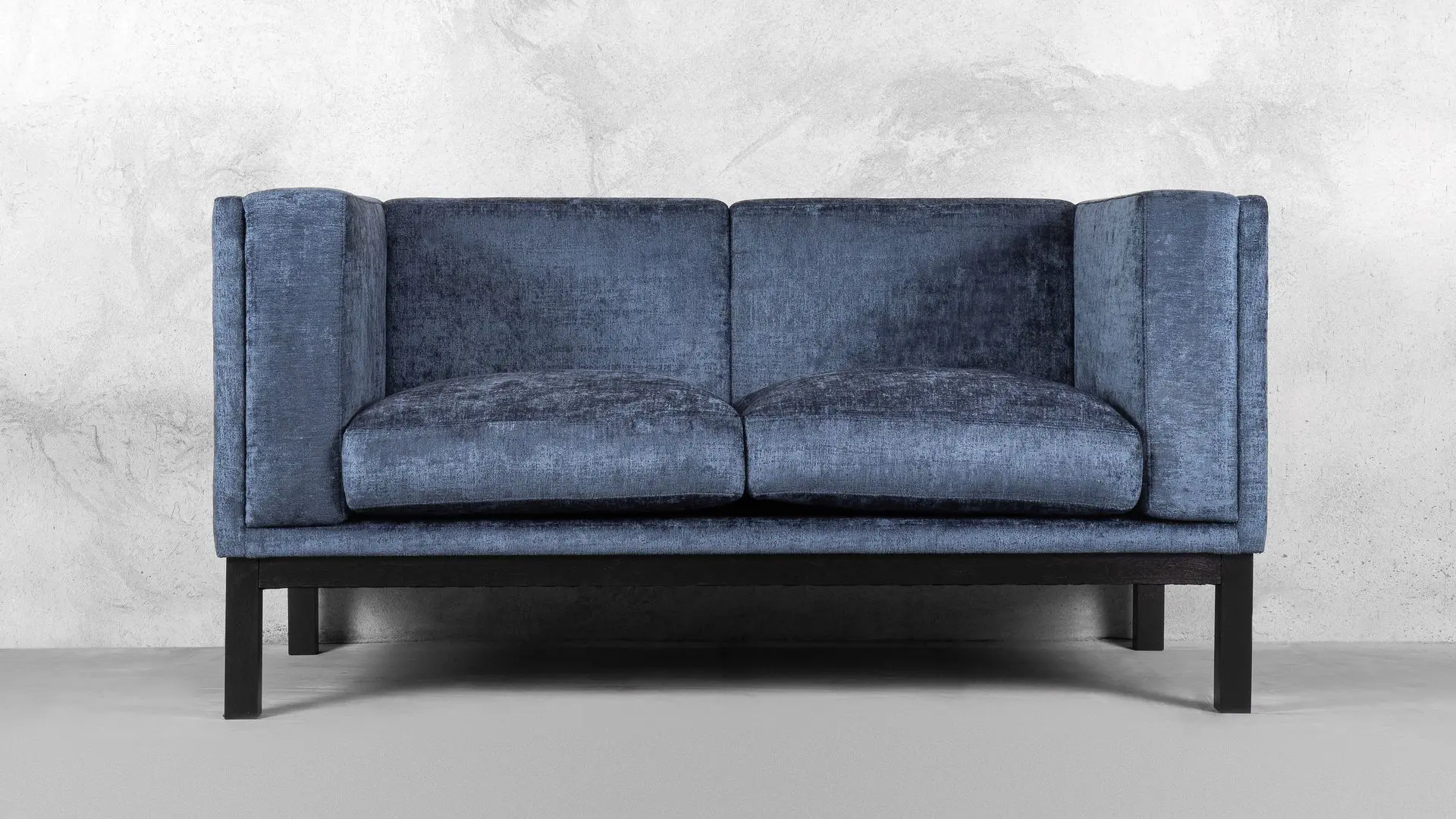 niebieska sofa