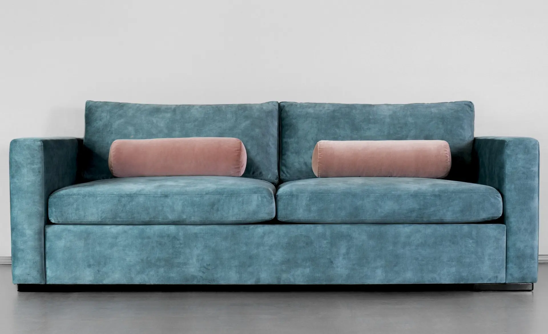 prosta niebieska sofa