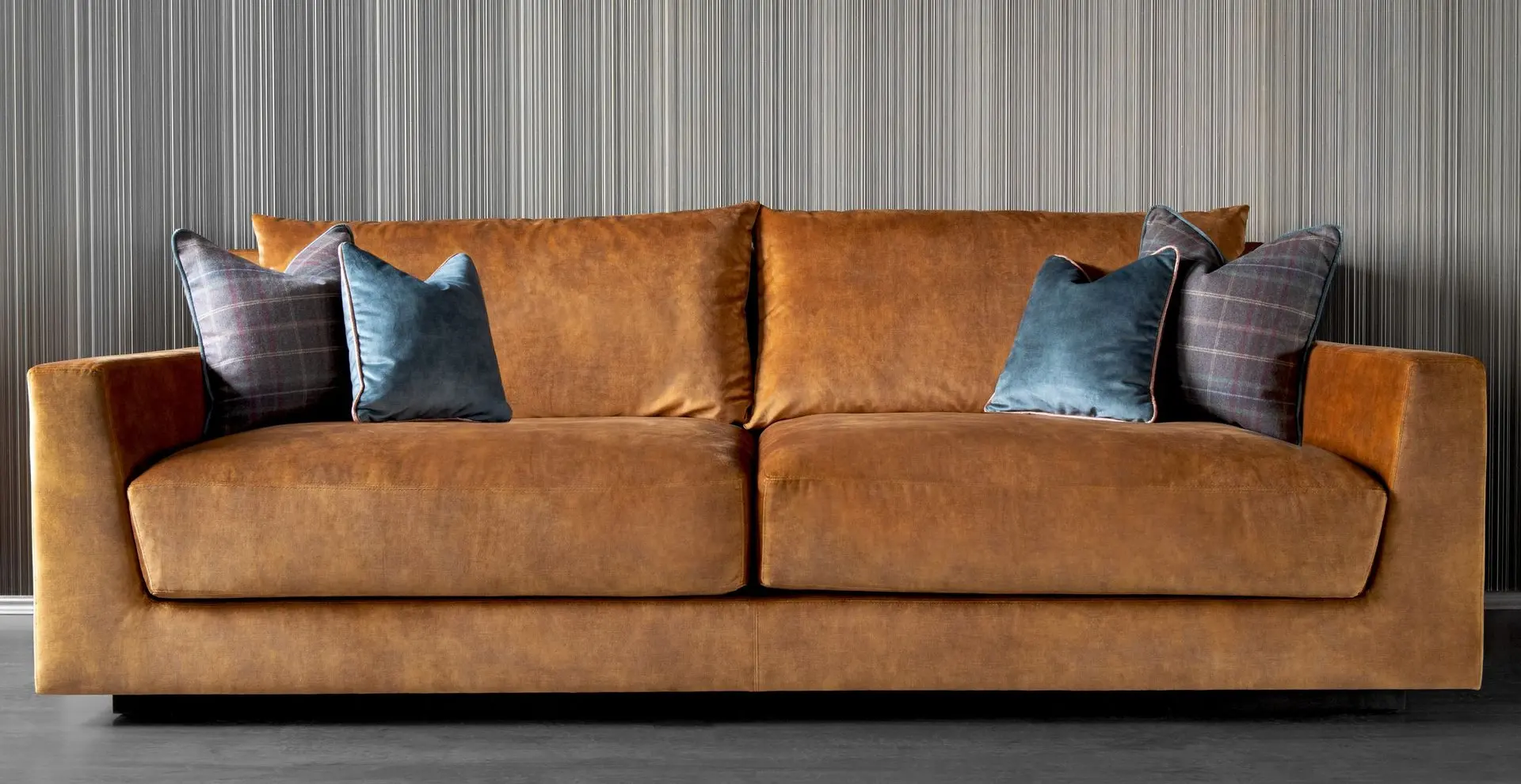 brązowa prosta sofa